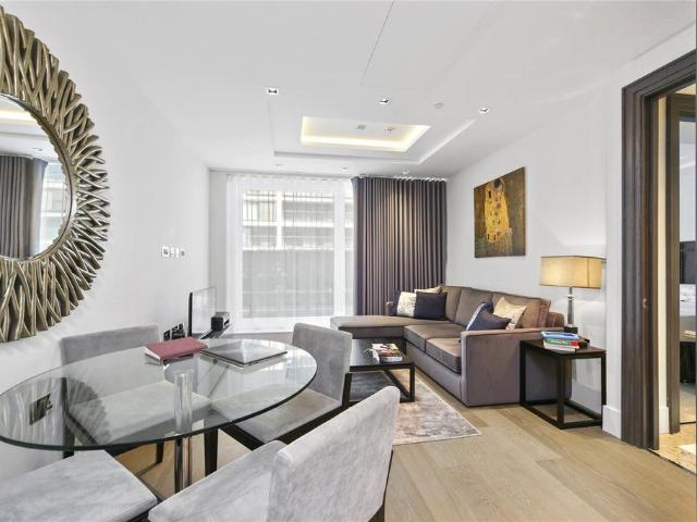 Flat for sale in Kensington, Greater London