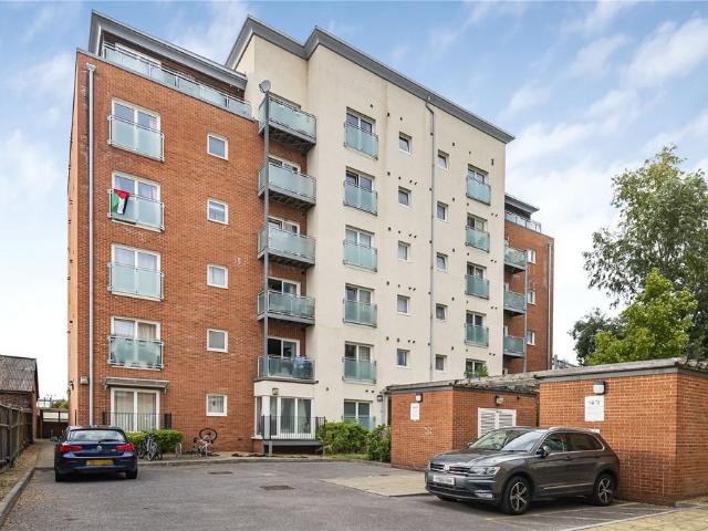 Flat for sale in Reading