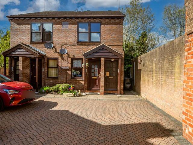 Flat for sale in Kingswinford, West Midlands