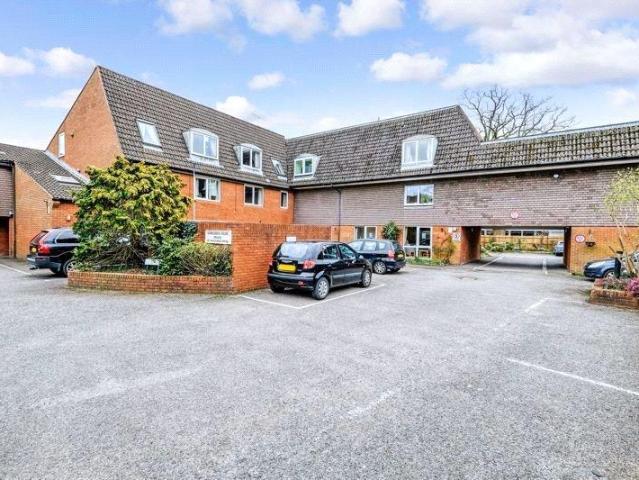 Flat for sale in Fole, Surrey