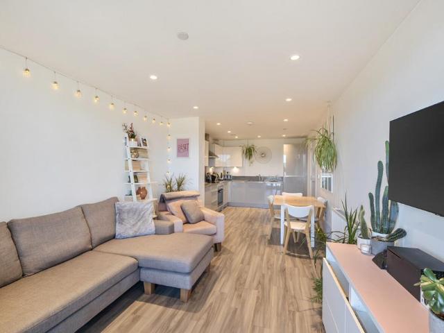 Flat for sale in Colindale, Greater London
