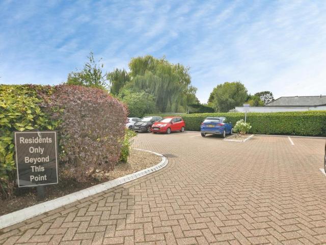 Flat for sale in Folkestone, Kent