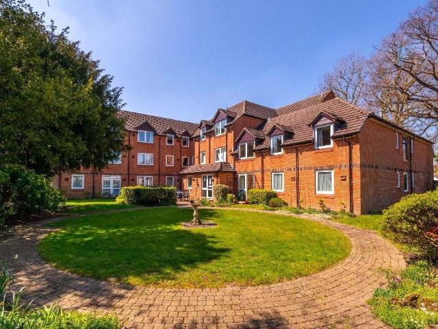 Flat for sale in Red Hill, Surrey