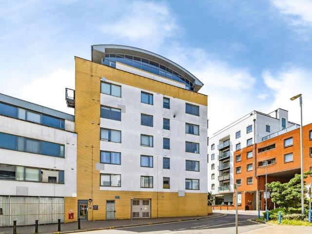 Flat for sale in Watford, Hertfordshire