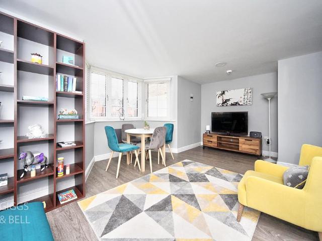 Flat for sale in Spring Park, Luton