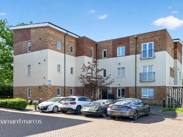 Flat for sale in Pachesham Park, Surrey