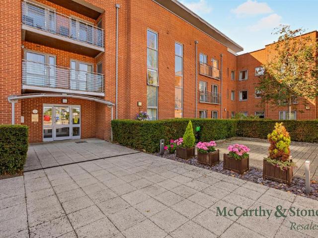 Flat for sale in World's End, Perryfields