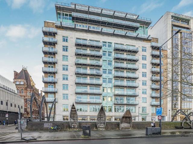 Flat for sale in Vauxhall, Greater London