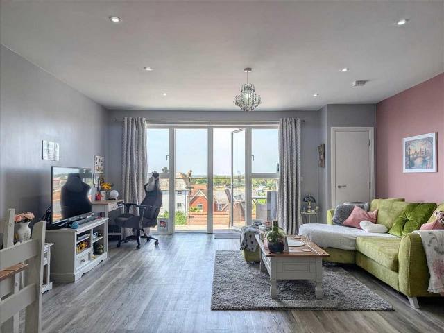 Flat for sale in Brightlingsea, Dale Hill