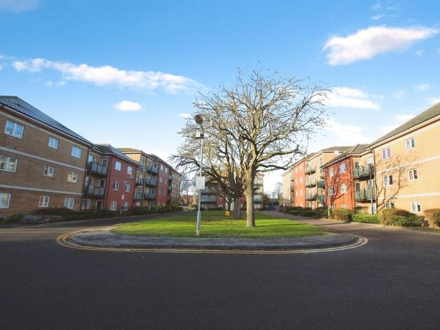 Flat for sale in Dunstable, Bedfordshire