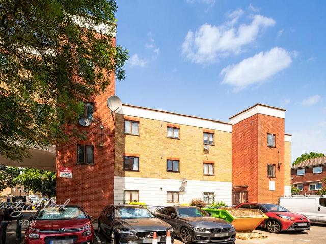 Flat for sale in Old Ford, Bow