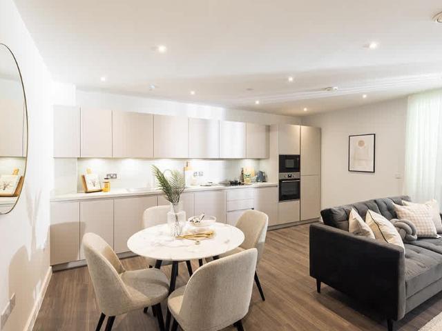 Flat for sale in Queen's Park, Greater London
