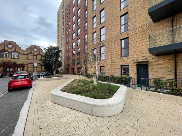 Flat for sale in London Borough of Ealing, Greater London