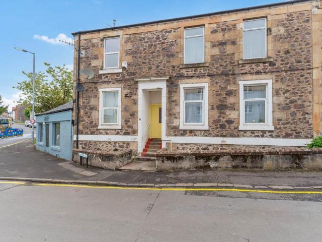 Flat for sale in Kilmacolm, Scotland