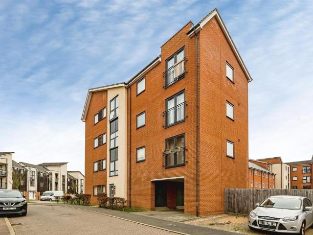 Flat for sale in Quarrendon, Aylesbury