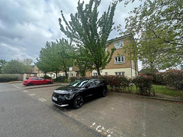 Flat for sale in London Borough of Hounslow, Feltham
