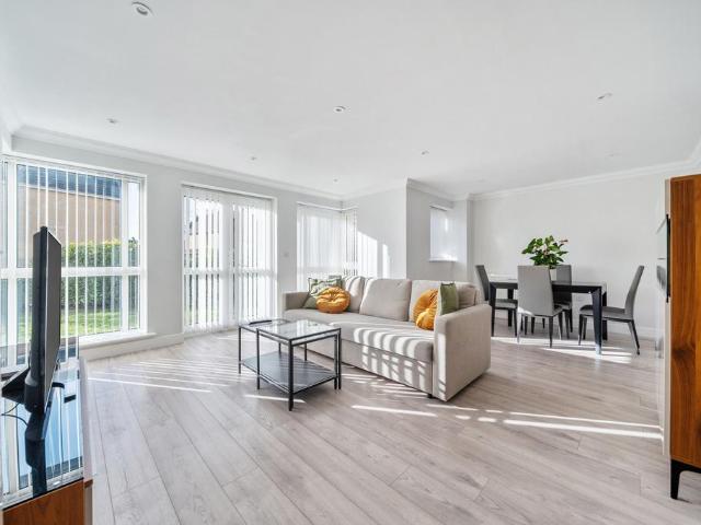 Flat for sale in Widmore, Greater London