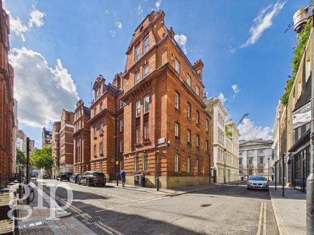 Flat for sale in Saint Giles, Bloomsbury