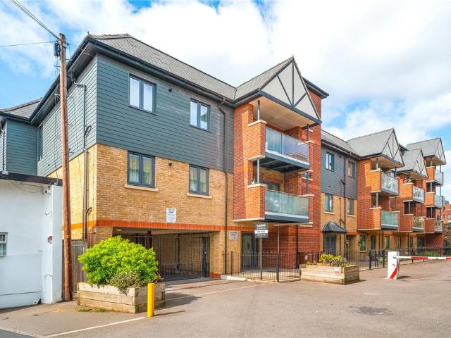 Flat for sale in Yiewsley, Greater London
