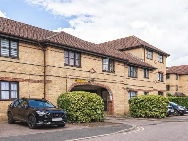 Flat for sale in Edmonton, Greater London