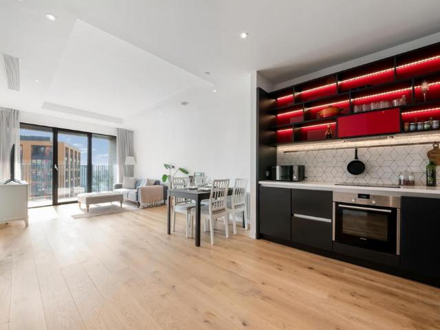 Flat for sale in London City Island, Blackwall
