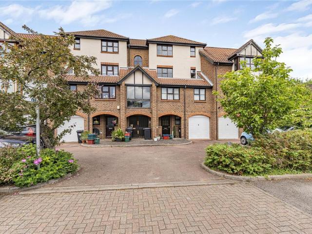Flat for sale in London Borough of Hounslow, Greater London