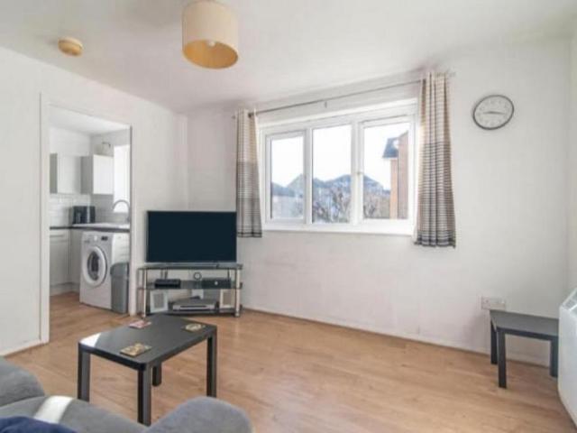 Flat for sale in Millwall, Greater London