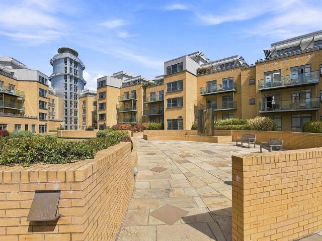 Flat for sale in Arbury, Cambridgeshire