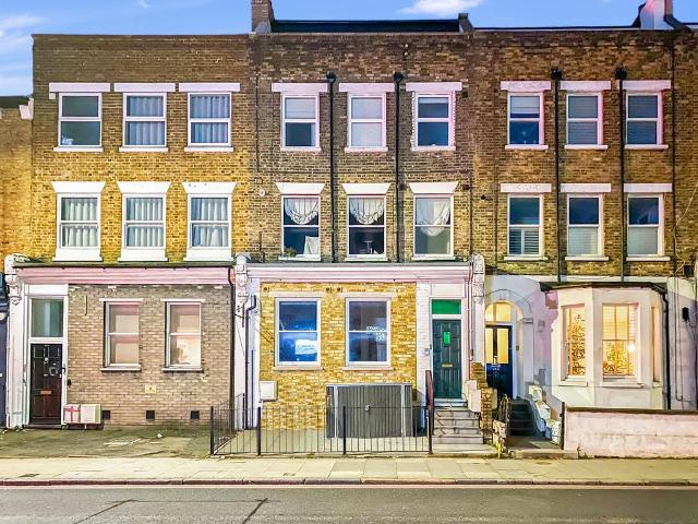 Flat for sale in Balham, Greater London