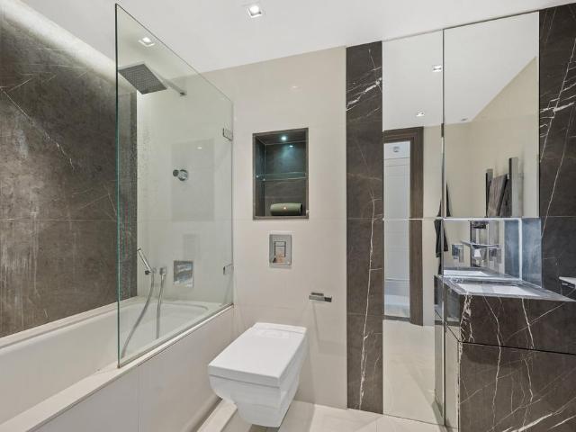 Flat for sale in Kensington, Greater London