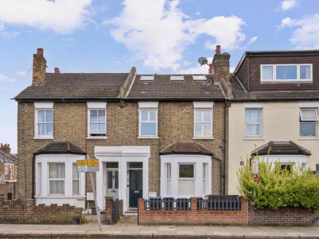 Flat for sale in The Apostles, Greater London
