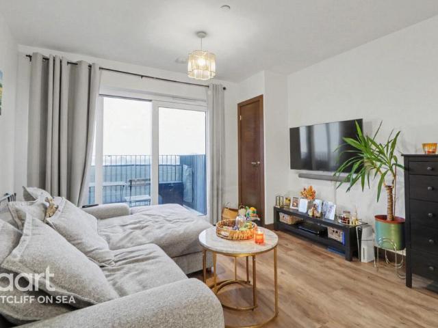 Flat for sale in Alton Barnes, Essex