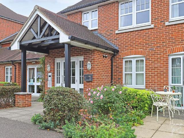 Flat for sale in Ivy Chimneys, Epping