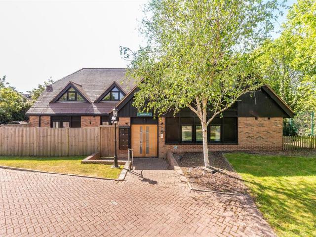 Flat for sale in Calcot, West Berkshire