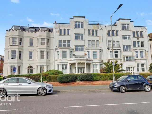 Flat for sale in Dale Hill, Essex
