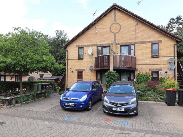 Flat for sale in Shenley Wood, Milton Keynes