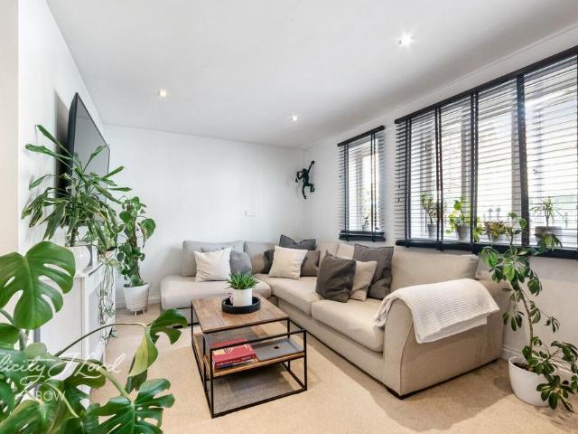 Flat for sale in Ratcliffe, Limehouse