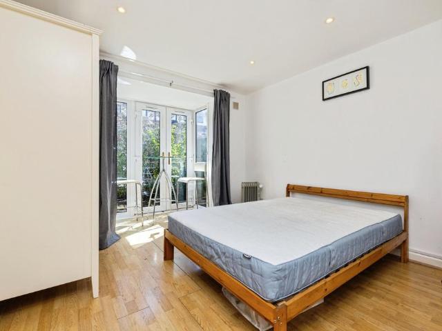 Flat for sale in Isle Of Dogs, Greater London