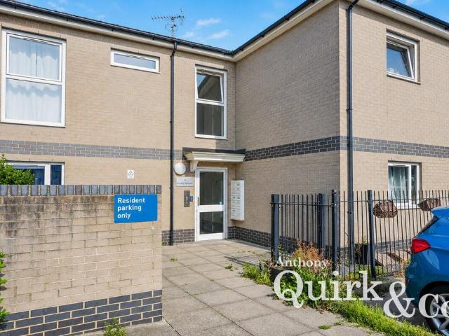 Flat for sale in Vange, Essex