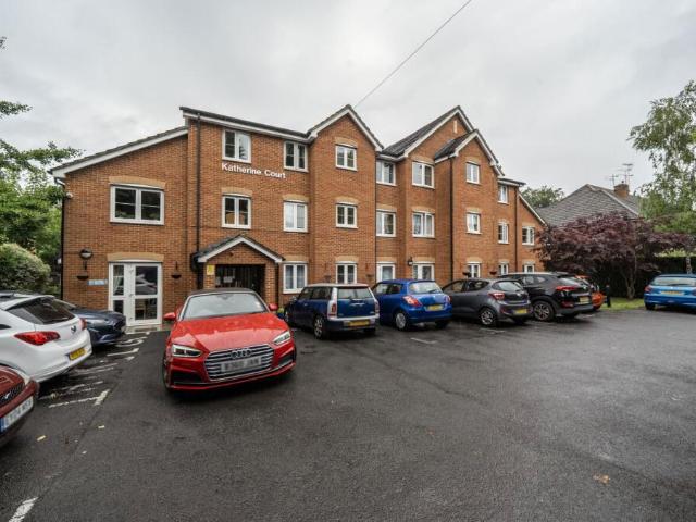 Flat for sale in Heol-las, Surrey
