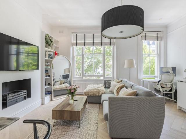Flat for sale in Earl's Court, Greater London