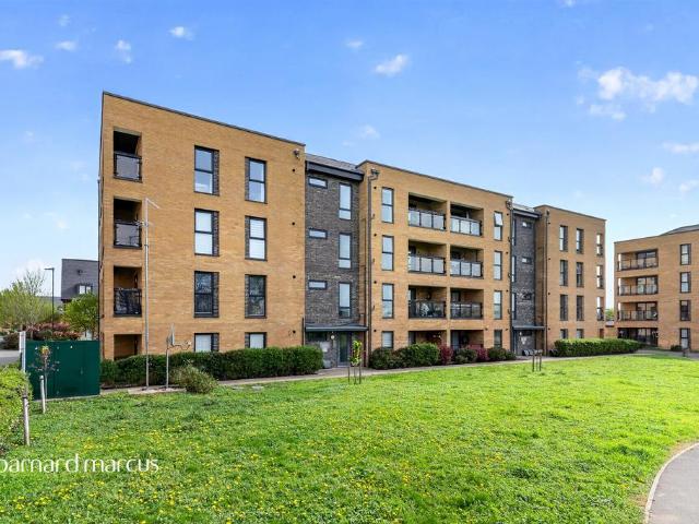 Flat for sale in Tolworth, Greater London