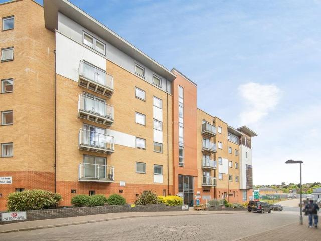 Flat for sale in Hythe, Fordham Heath