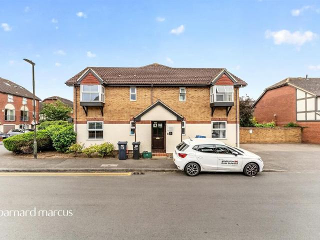 Flat for sale in London Borough of Merton, Collier's Wood