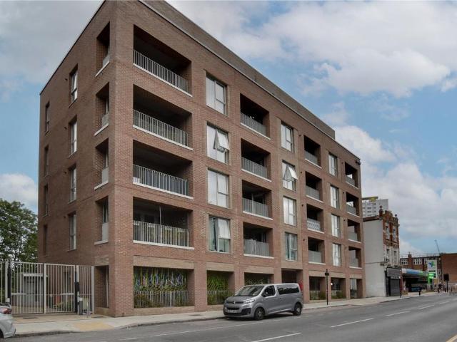 Flat for sale in Charlton Riverside, Greater London