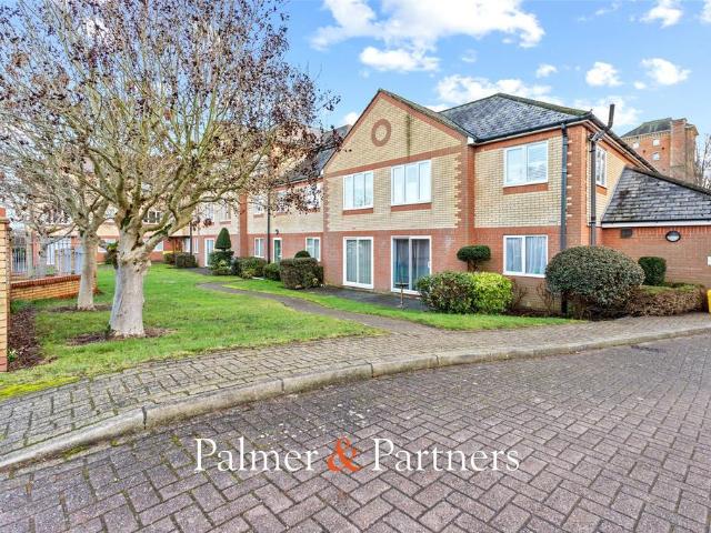 Flat for sale in Hythe, Fordham Heath
