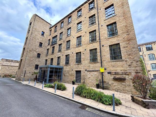 Flat for sale in Longwood, West Yorkshire