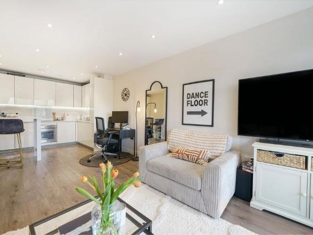 Flat for sale in Limehouse, Greater London