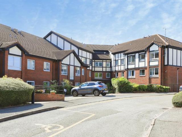 Flat for sale in Goldthorn Hill, West Midlands