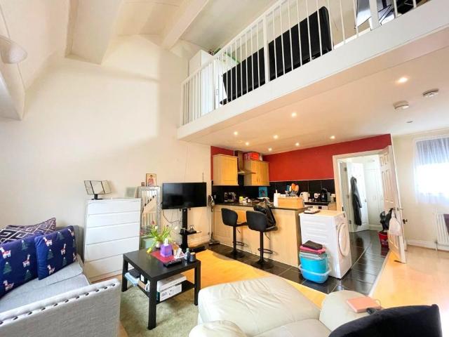 Flat for sale in South Stanmore, Greater London